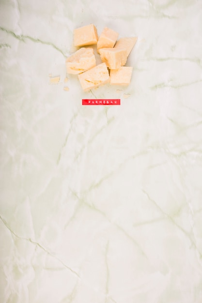 Gratis foto hoge hoekmening van parmezaanse kaas op marmer