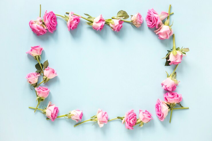 Gratis Foto hoge hoekmening van roze rozen die frame op blauwe achtergrond vormen
