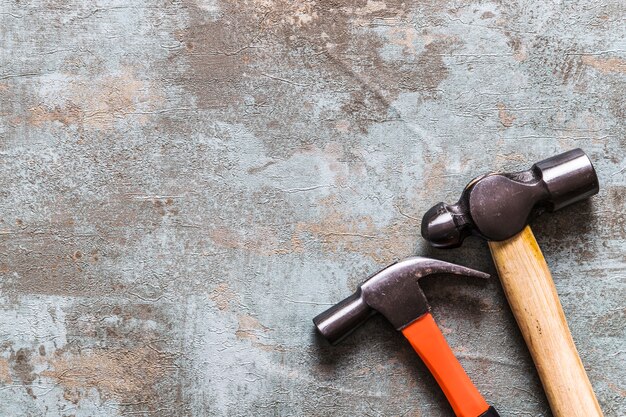 Hoge hoekmening van twee hamers op oud houten bureau