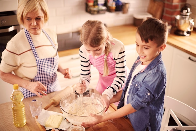 Hoge hoekmening van twee helpers en grootmoeder