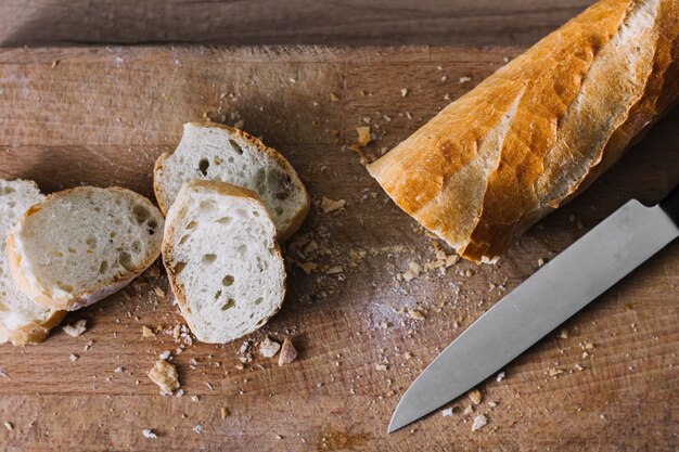 Hoge hoekmening van vers gebakken brood plakjes op houten snijplank