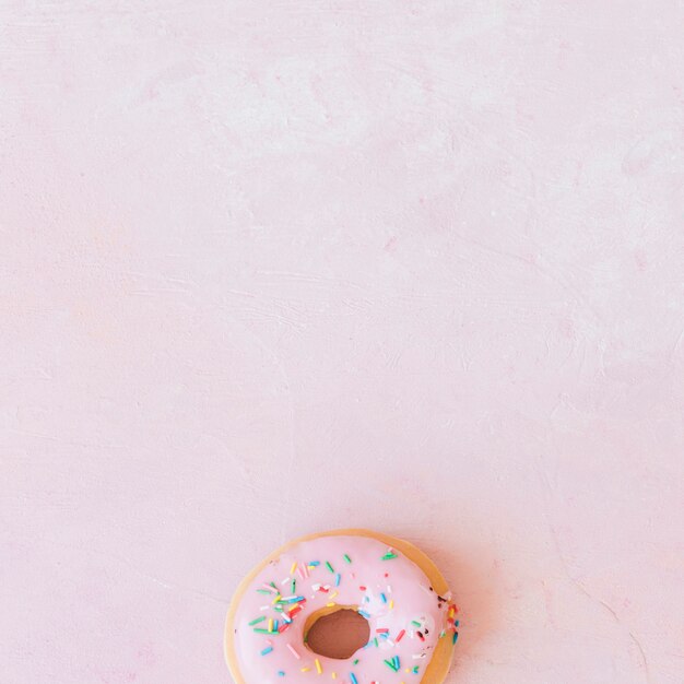 Hoge hoekmening van verse doughnut op roze achtergrond