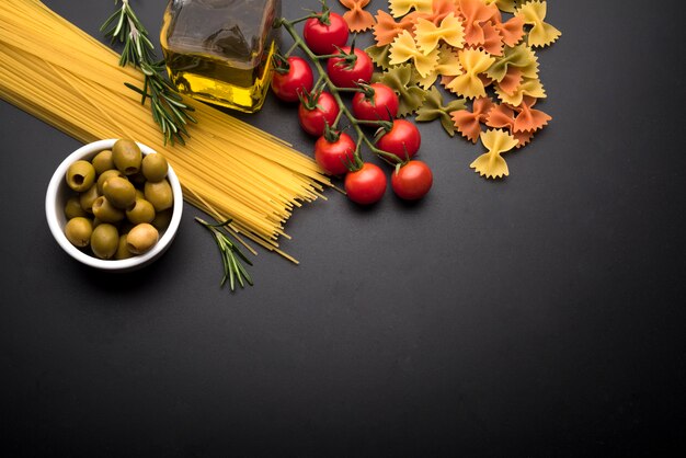 Hoge hoekmening van verse ingrediënten en ruwe Italiaanse pasta