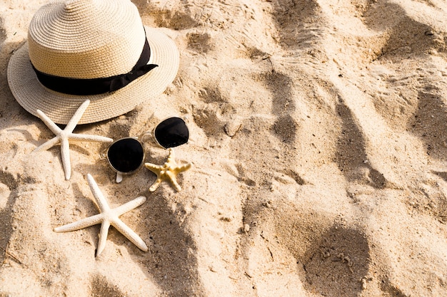 Hoge hoekmening van vrouwelijke accessoires op het strand