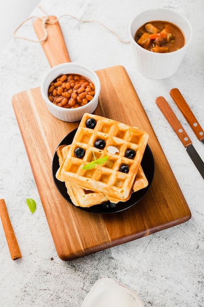 Hoge hoekmening van wafel met bosbes