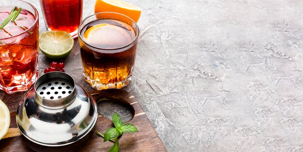 Hoge hoekmix van alcoholische dranken met exemplaar-ruimte