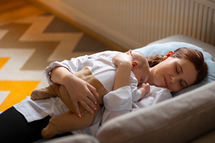 Gratis Foto hoge hoekmoeder met baby thuis