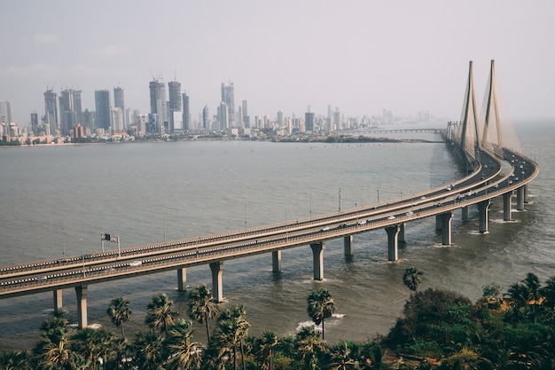 Hoge hoekopname van Bandra Worli sealink in Mumbai, gehuld in mist