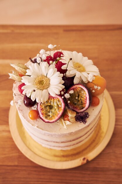 Hoge hoekopname van de heerlijke decoratieve cake op een bruine tafel