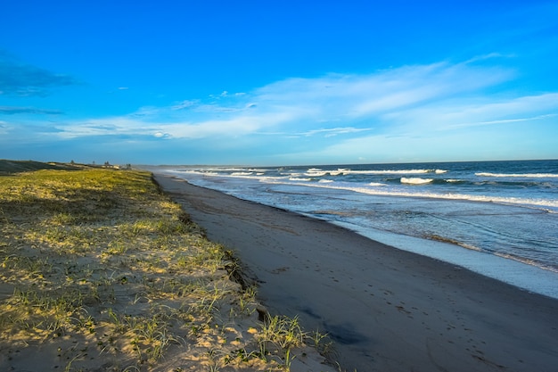 Gratis foto hoge hoekopname van de kust van de zee overdag