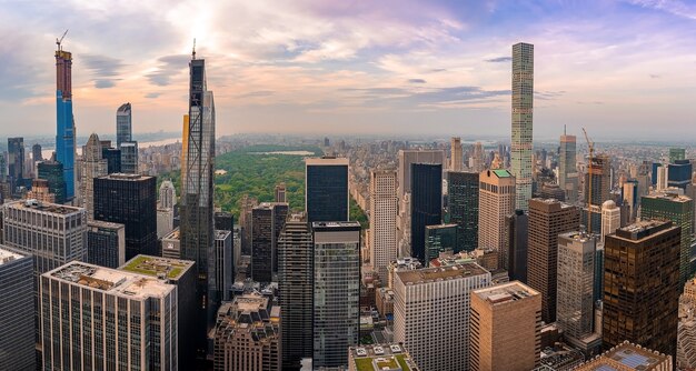 Hoge hoekopname van de wolkenkrabbers in de avond in New York, VS