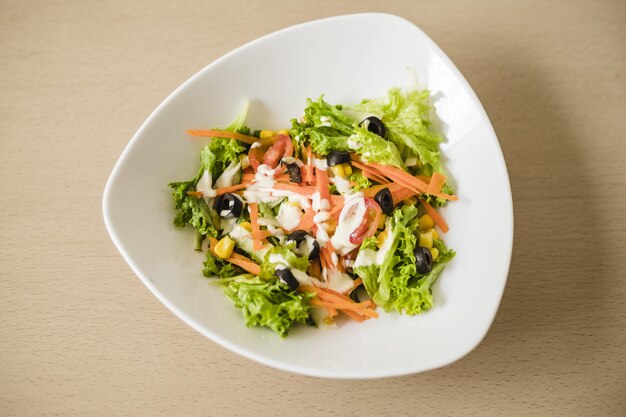 Hoge hoekopname van een groentesalade in een witte kom