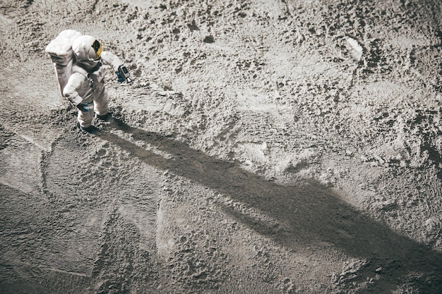 Gratis foto hoge hoekopname van een miniatuurspeelgoed van een astronaut op de maan