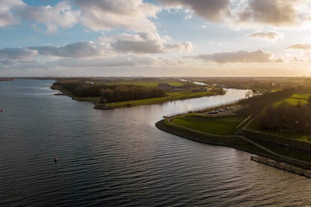 Hoge hoekopname van een prachtige rivier onder een bewolkte hemel in Veere, The Neverlands