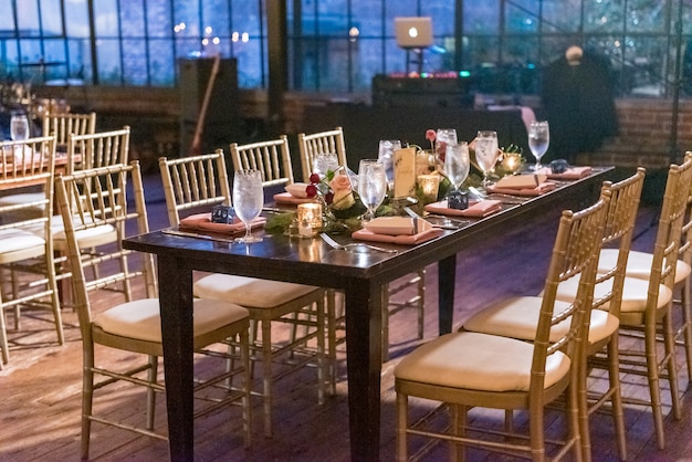 Hoge hoekopname van een tafel met een elegante setting in de restaurantzaal in de avond