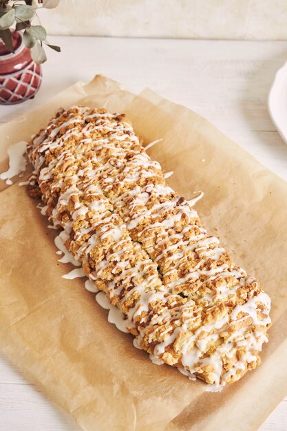 Hoge hoekopname van heerlijke maanzaadcake met een witte suikerglazuur op een witte tafel