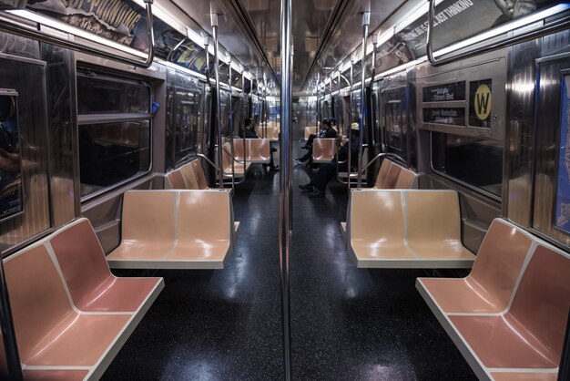 Gratis foto hoge hoekopname van mensen in de trein tijdens de nacht