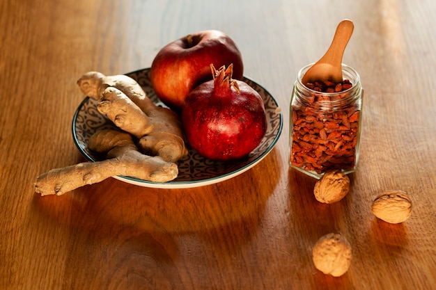 Hoge hoekopstelling met fruit en zaden