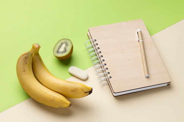 Hoge hoekopstelling met kantoorbehoeften en fruit