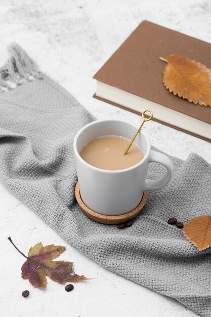 Hoge hoekopstelling met mok koffie