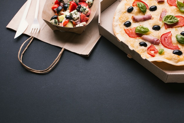 Gratis foto hoge hoekopstelling met salade en pizza