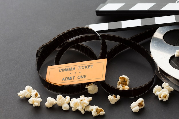 Gratis foto hoge hoekopstelling van cinema objecten close-up