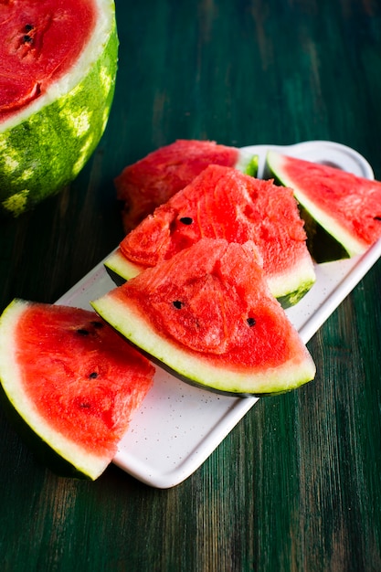 Hoge hoekplaat met verse rode watermeloen