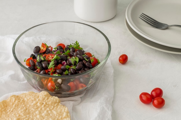 Gratis foto hoge hoeksalade met zwarte bonen