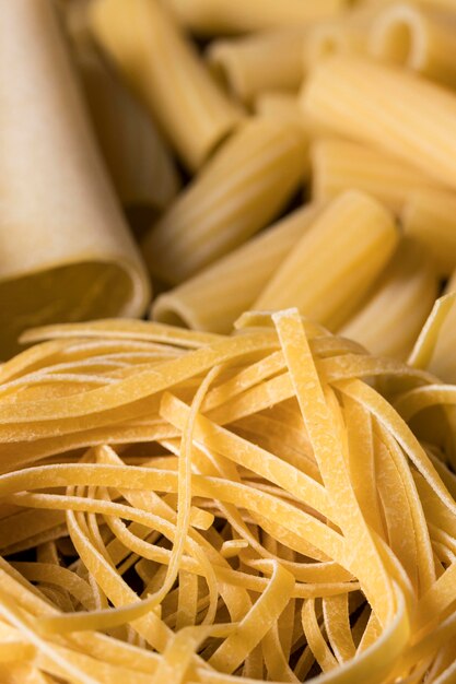 Hoge hoeksamenstelling met verschillende pasta