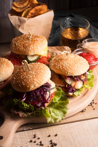 Hoge hoekschikking van smakelijke hamburgers