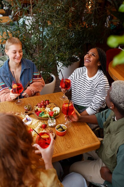 Hoge hoekvrienden die cocktails hebben