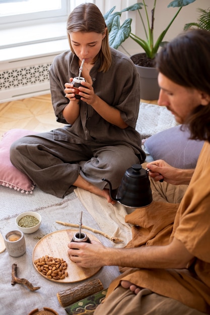 Gratis foto hoge hoekvrienden die partner thuis voorbereiden