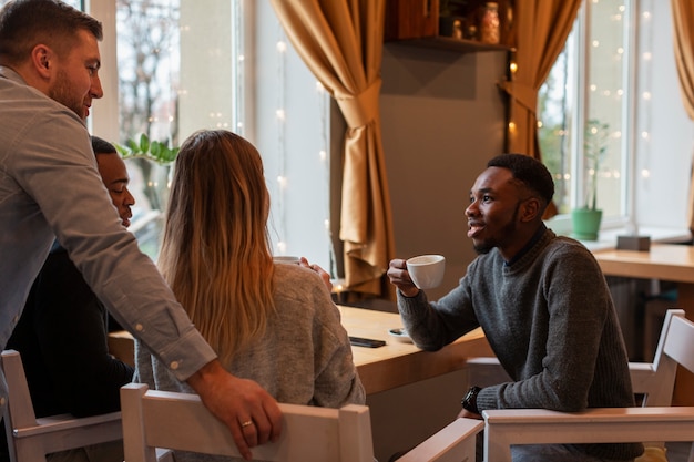 Gratis foto hoge hoekvrienden die samen van tijd genieten