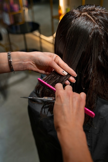 Gratis foto hoge hoekvrouw bij kapsalon