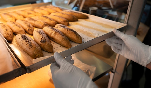 Gratis foto hoge hoekvrouw die in bakkerij werkt