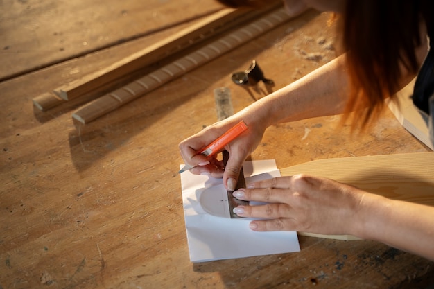 Gratis foto hoge hoekvrouw die met liniaal werkt