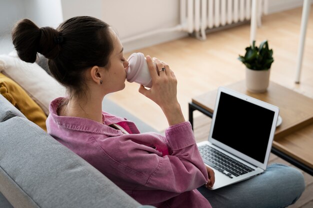 Hoge hoekvrouw het drinken koffie