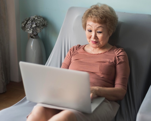 Hoge hoekvrouw met laptop