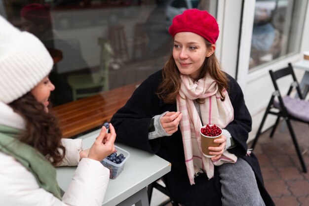 Hoge hoekvrouwen die aan tafel zitten