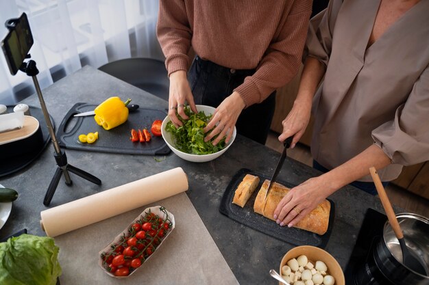 Gratis foto hoge hoekvrouwen die samen koken