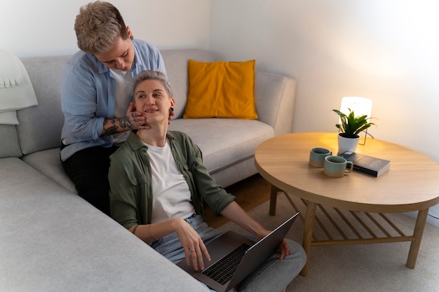 Gratis foto hoge hoekvrouwen met laptop thuis