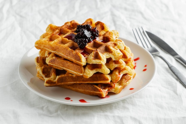 Hoge hoekwafels met fruit op plaat