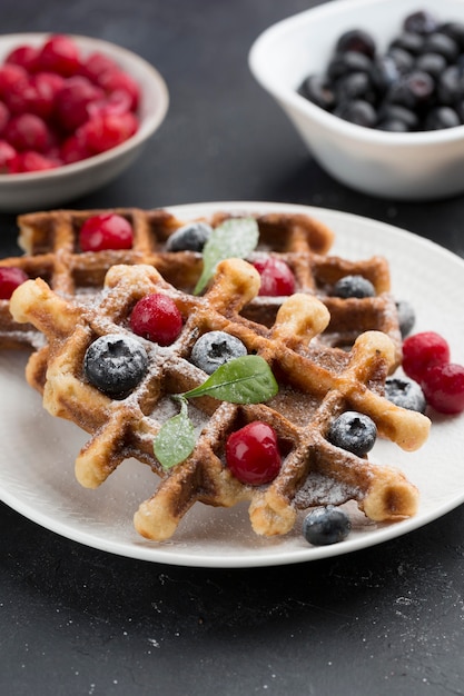 Hoge hoekwafels met fruit