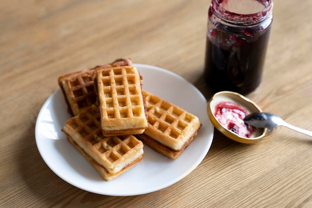 Gratis foto hoge hoekwafels op plaat