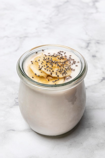 Hoge hoekyoghurt en bananen