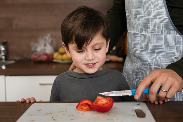 Gratis foto hoge hoekzoon in keuken met vader