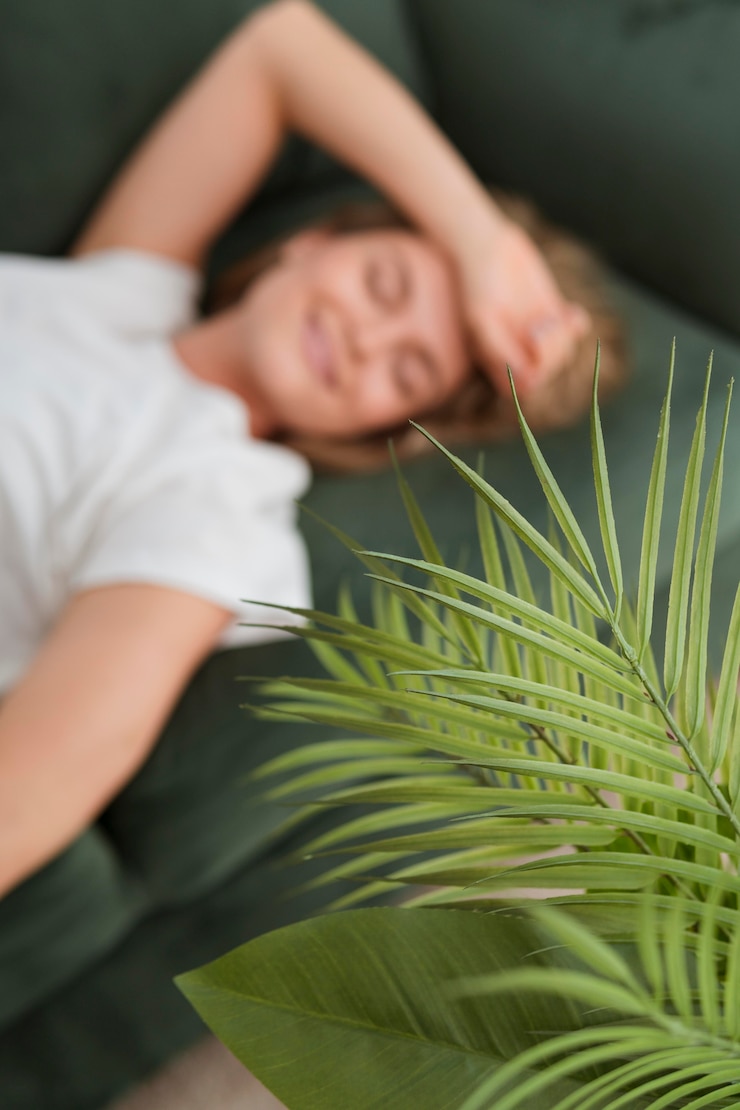 Gratis Foto hoge mening wazig vrouw zittend op een bank