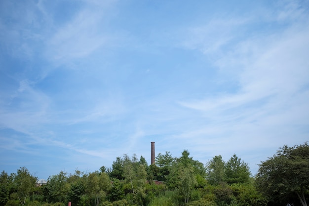 Gratis foto hoge schoorsteen met blauwe lucht