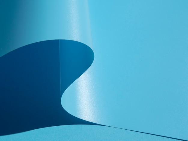 Hoge weergave blauwe schaduw van gebogen papier gesneden stijl