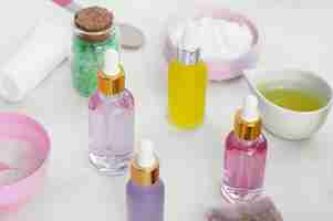 Gratis foto hoge weergave natuurlijke oliën spa-behandeling arrangement cosmetica